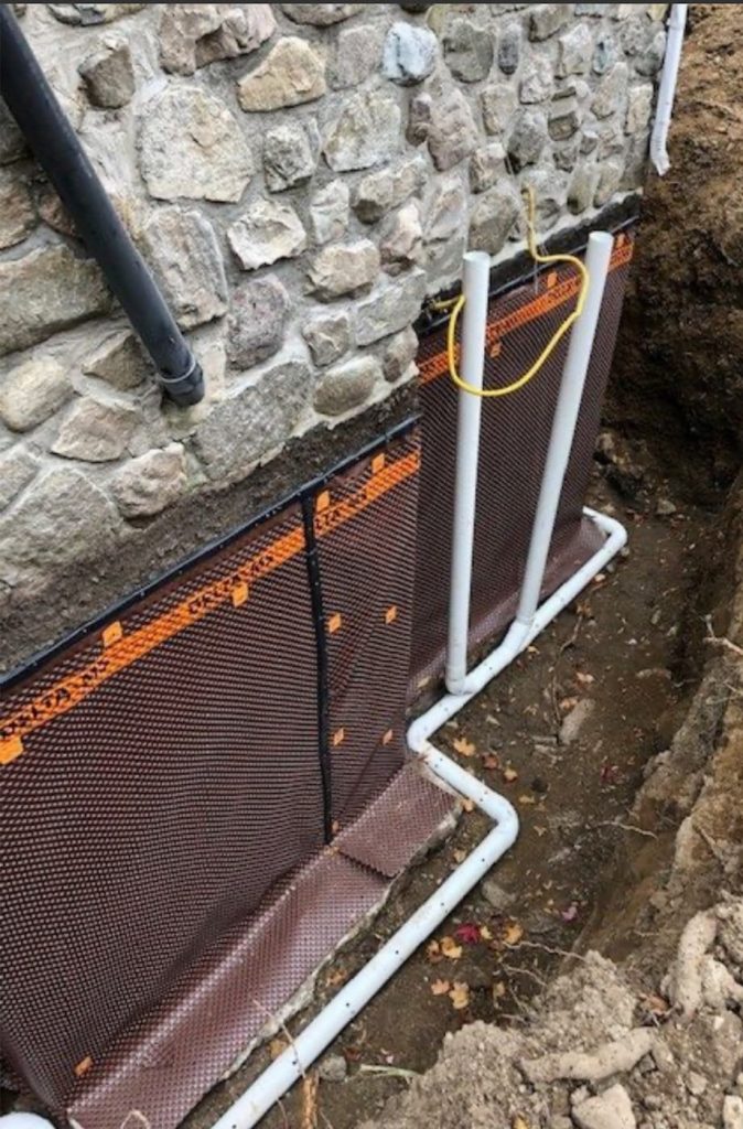 Excavation et préparation de terrain pour l’installation de drains de fondation et système de drainage.